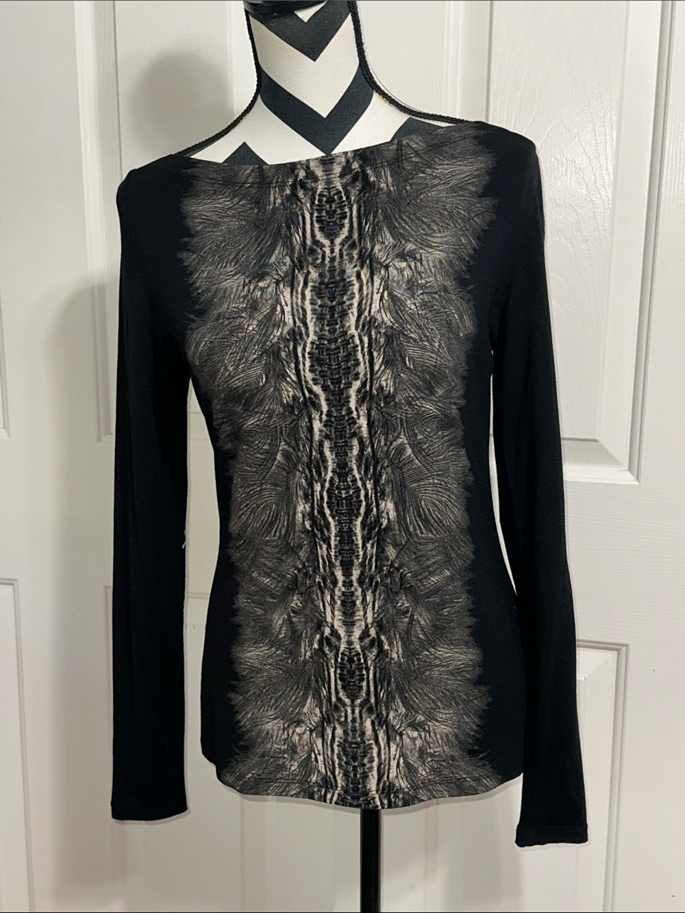 Isabel de Pedro Black Long-Sleeve Top with Neutral Center Motif